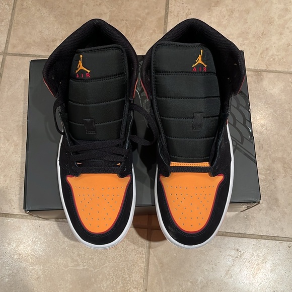 Brand NEW, never worn Nike Air Jordan 1 MID SE size 10.5. - Picture 2 of 3